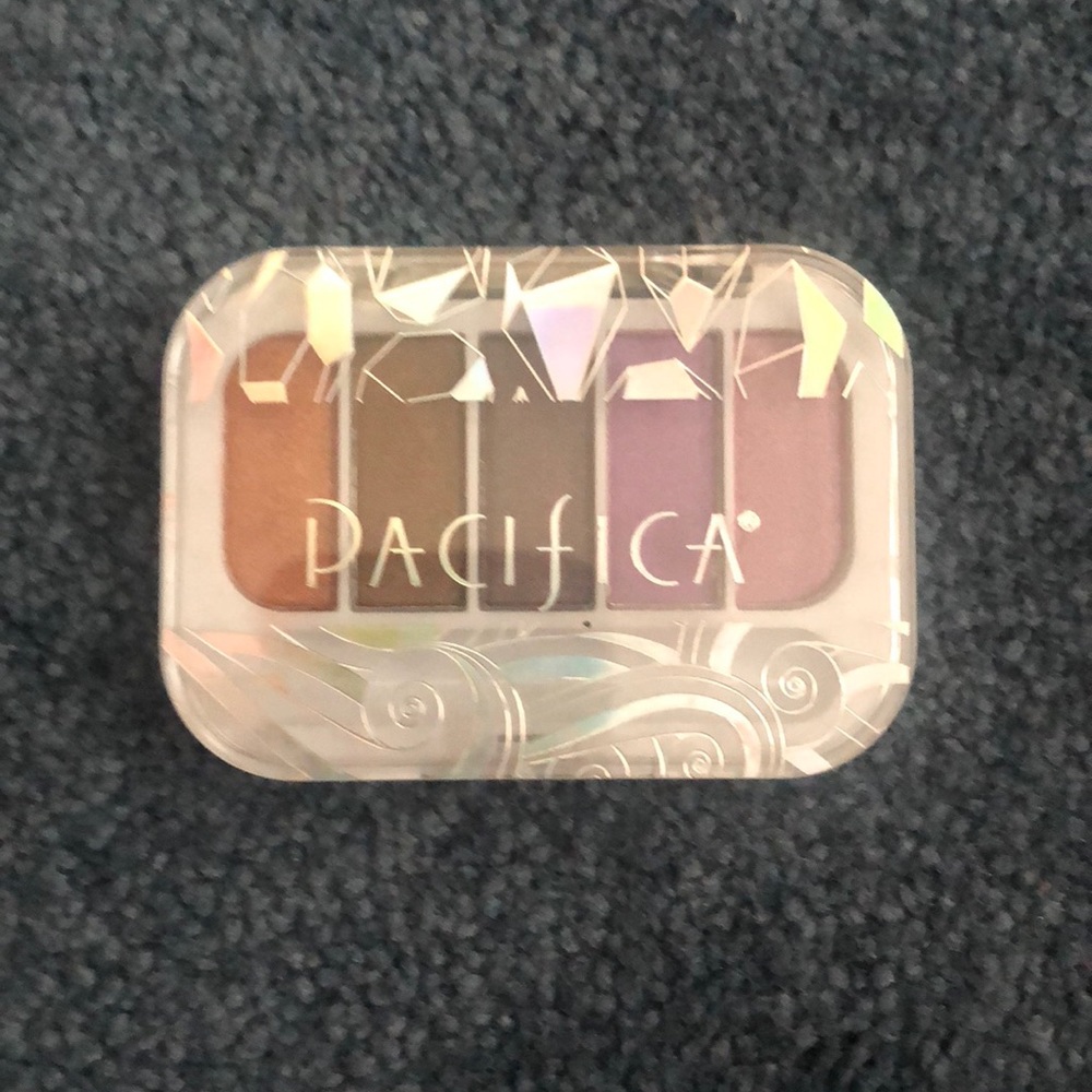 Pacific little eyeshadow compact